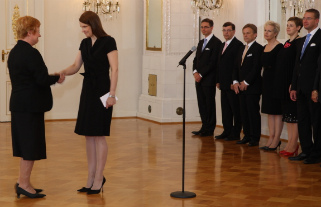 Presidentti Halonen ja eroavan hallituksen pääministeri Mari Kiviniemi
